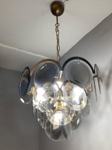 Auffälliger Kronleuchter aus den 60er Jahren mit Murano-Rauchglas und Messing. Vintage Modern.